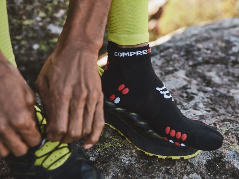 PRO RACING SOCKS V4.0 RUN LOW - BLACKRED